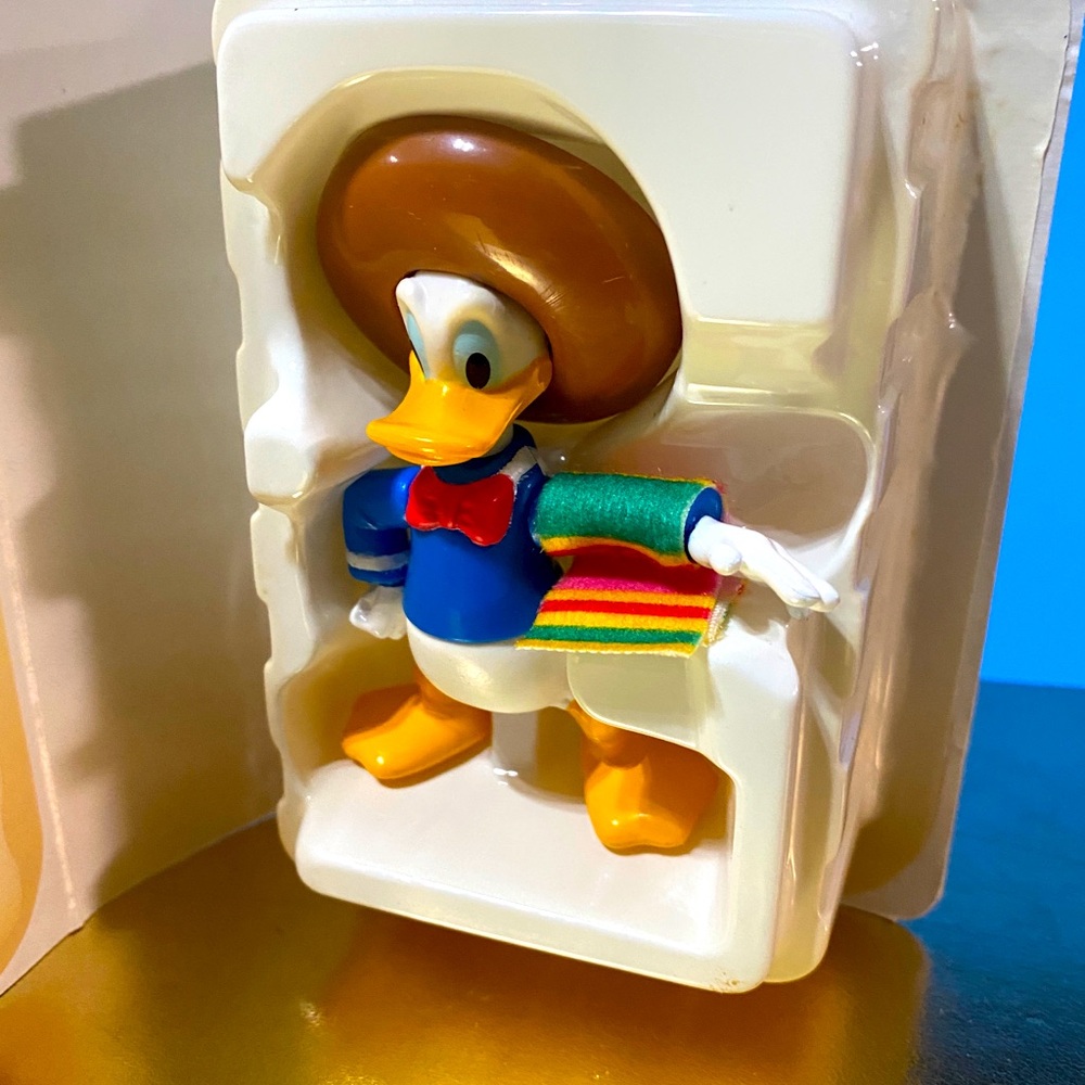 WALT DISNEY 1996 COLLECTIBLE MCDONALD’S THE THREE CABALLEROS MINI VHS CASE & TOY - Picture 4 of 10